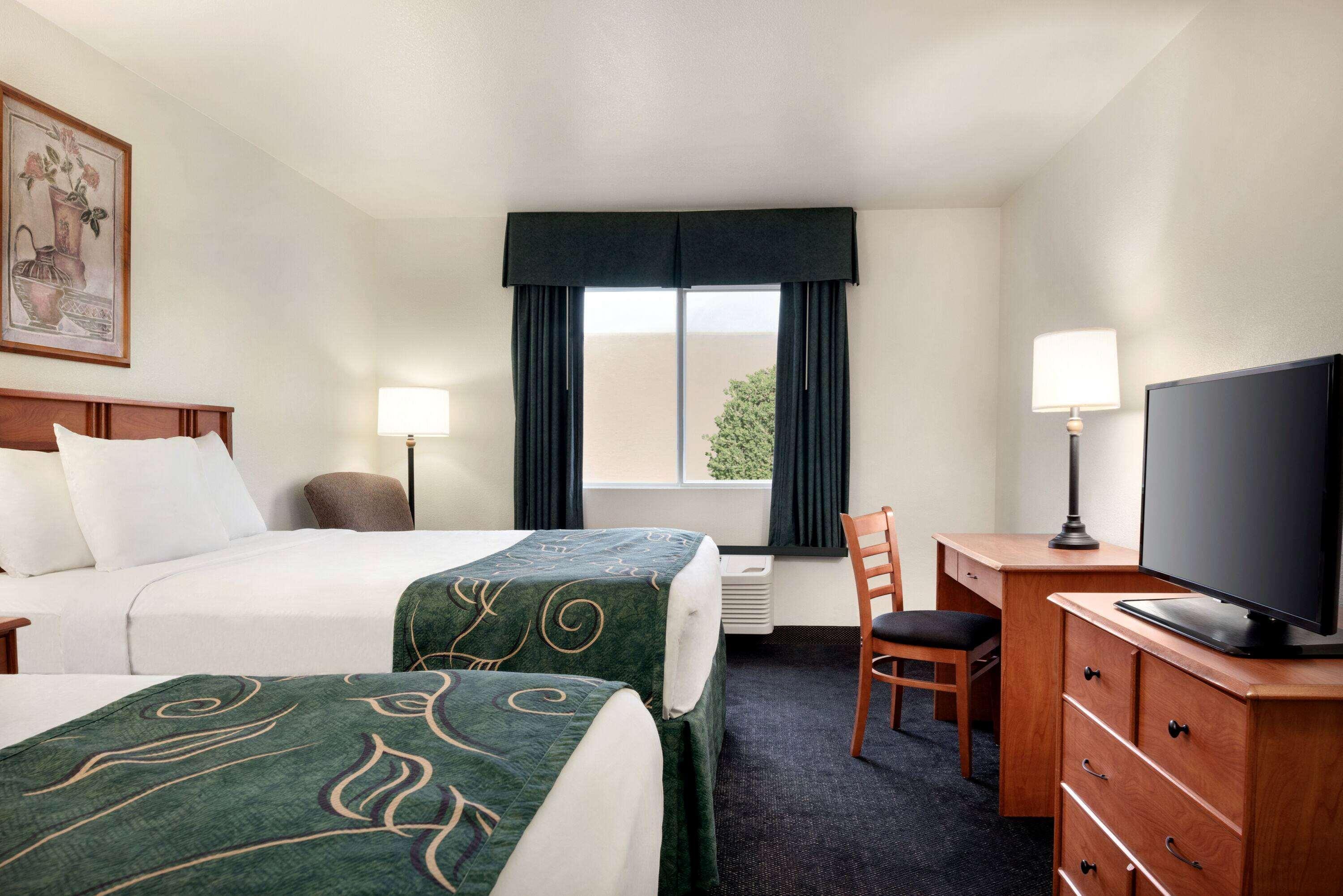 Travelodge By Wyndham Clinton Valley West Court Exterior photo